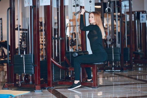 Niña en un gimnasio