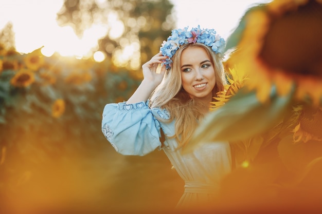 niña y girasoles