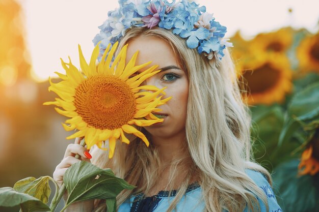 niña y girasoles