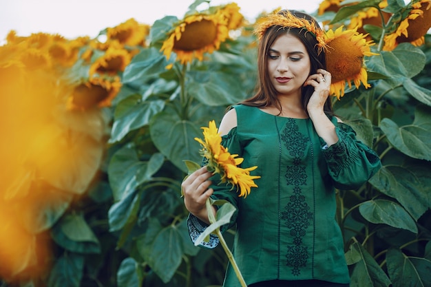 Foto gratuita niña y girasoles