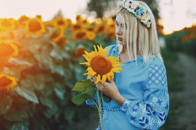 niña y girasoles