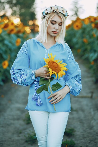 niña y girasoles