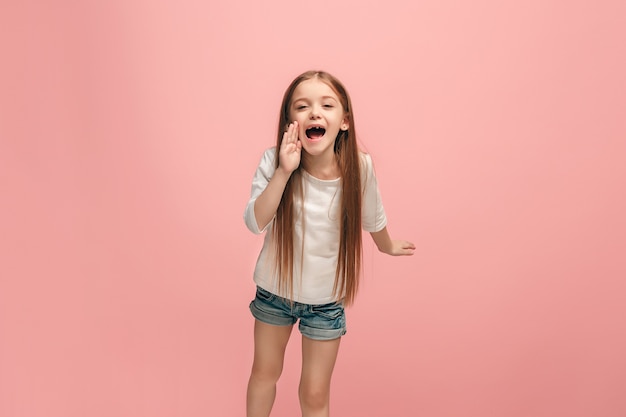 Niña gritando aislado en pared rosa