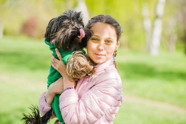 Niña guapa con su perro al aire libre