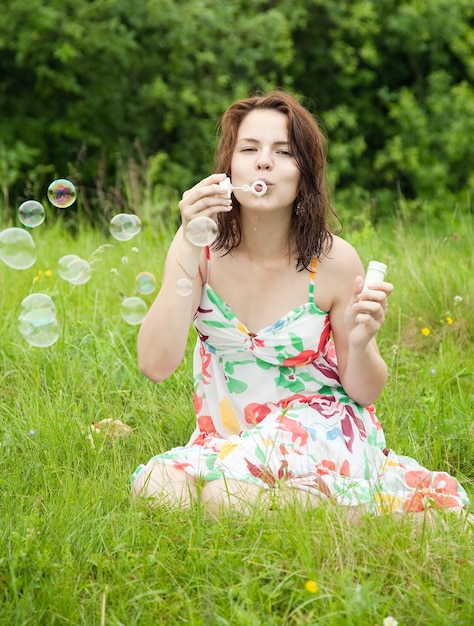 Foto gratuita niña haciendo burbujas de jabón