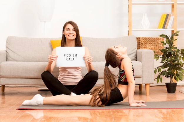 Foto gratuita niña haciendo ejercicio con mamá