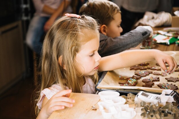 Niña haciendo pan de jengibre para navidad