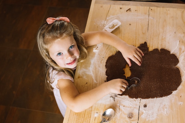 Niña haciendo pan de jengibre