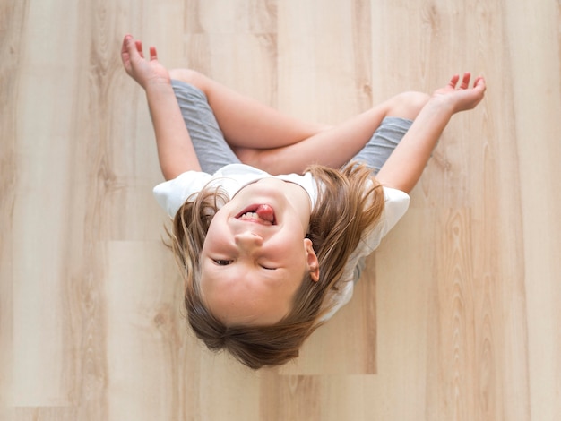 Niña haciendo yoga en casa