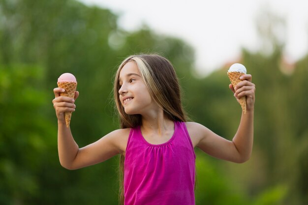 Niña con helado en el parque