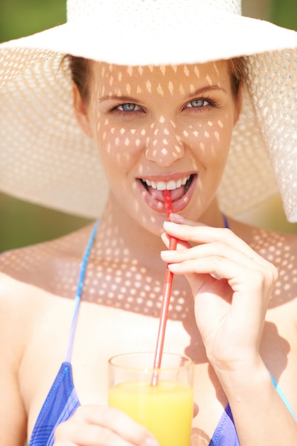 Foto gratuita niña hermosa que bebe un jugo