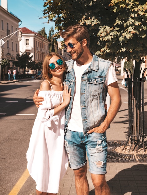 Niña hermosa sonriente y su novio guapo caminando en la calle.