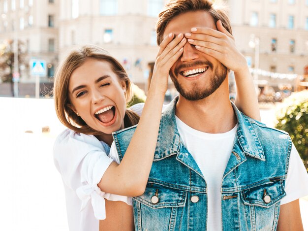 Niña hermosa sonriente y su novio guapo hipster.