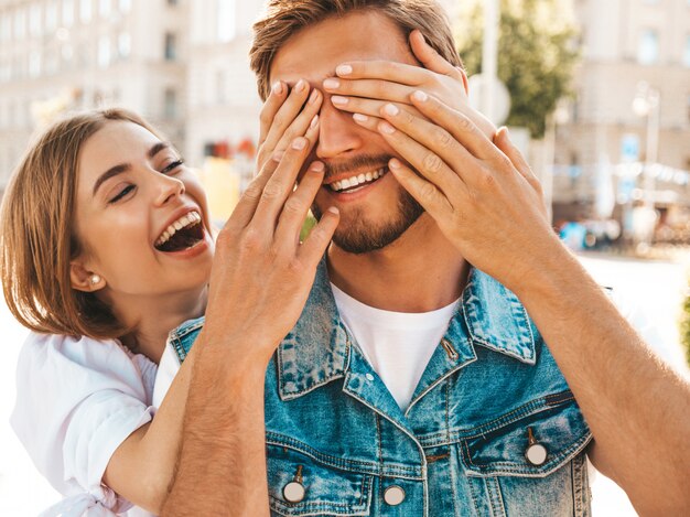 Niña hermosa sonriente y su novio guapo hipster.