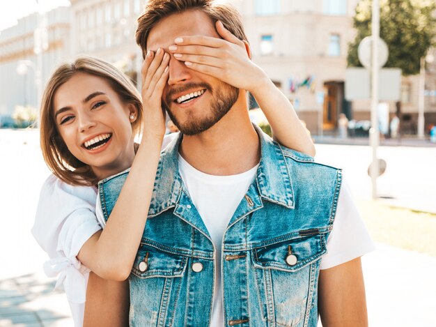 Niña hermosa sonriente y su novio guapo hipster.