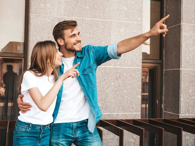 Niña hermosa sonriente y su novio guapo. Mujer en ropa casual jeans de verano.