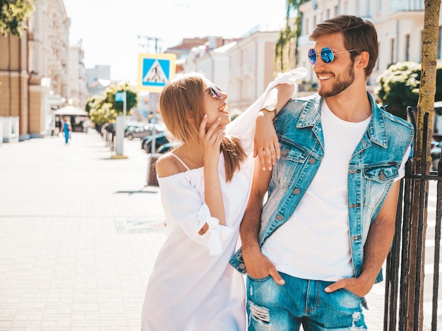 Niña hermosa sonriente y su novio guapo posando en la calle.