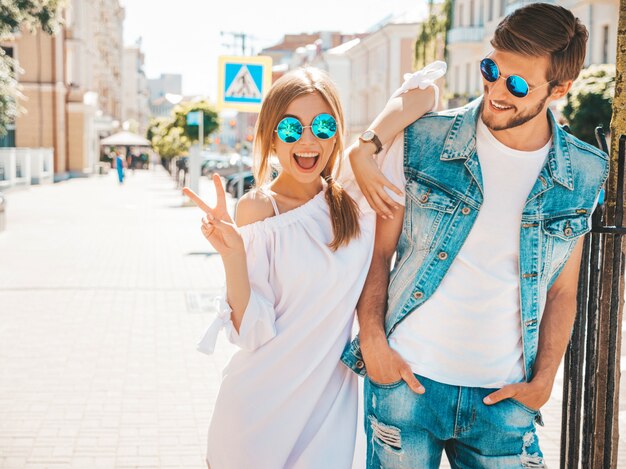 Niña hermosa sonriente y su novio guapo posando en la calle.