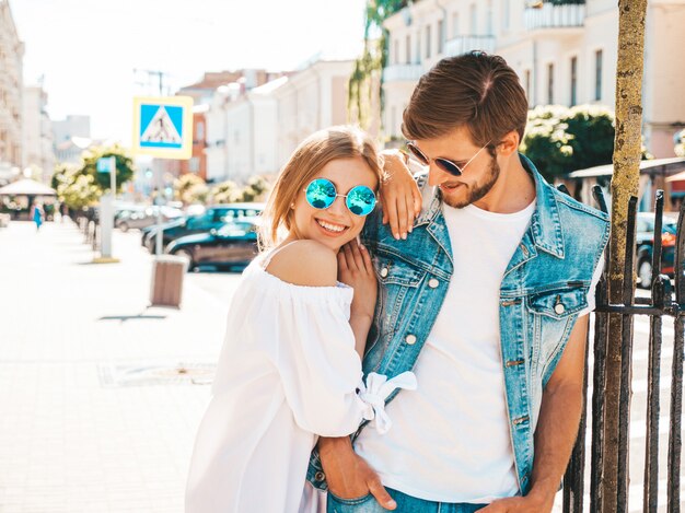 Niña hermosa sonriente y su novio guapo posando en la calle.