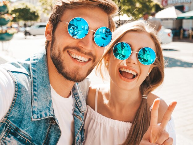 Niña hermosa sonriente y su novio guapo en ropa casual de verano.