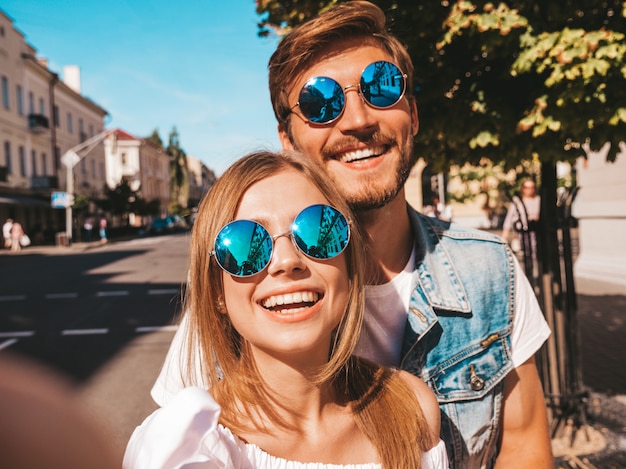 Niña hermosa sonriente y su novio guapo en ropa casual de verano.