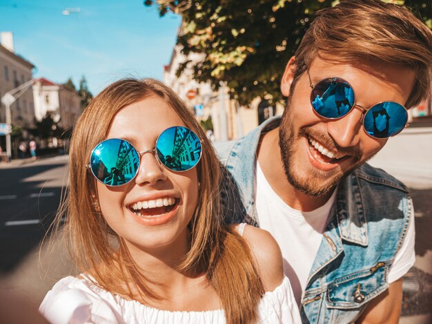 Niña hermosa sonriente y su novio guapo en ropa casual de verano.