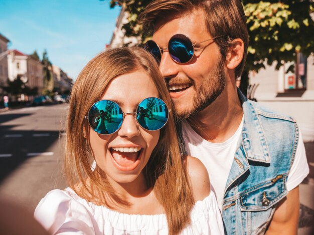 Niña hermosa sonriente y su novio guapo en ropa casual de verano.