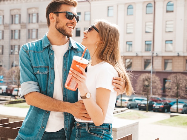 Niña hermosa sonriente y su novio guapo en ropa casual de verano.