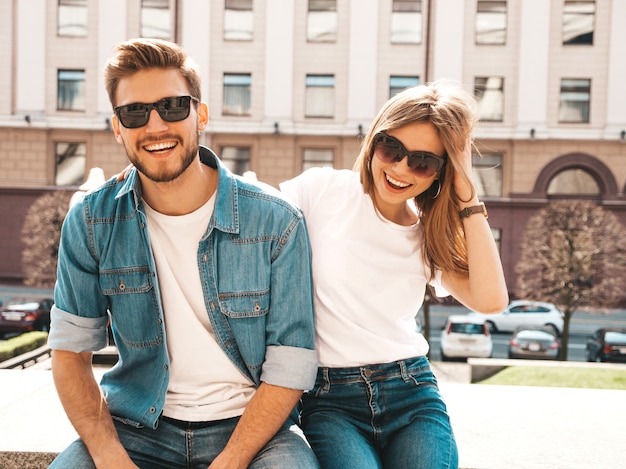 Niña hermosa sonriente y su novio guapo en ropa casual de verano.