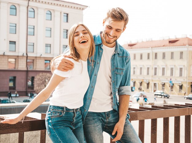 Niña hermosa sonriente y su novio guapo en ropa casual de verano.