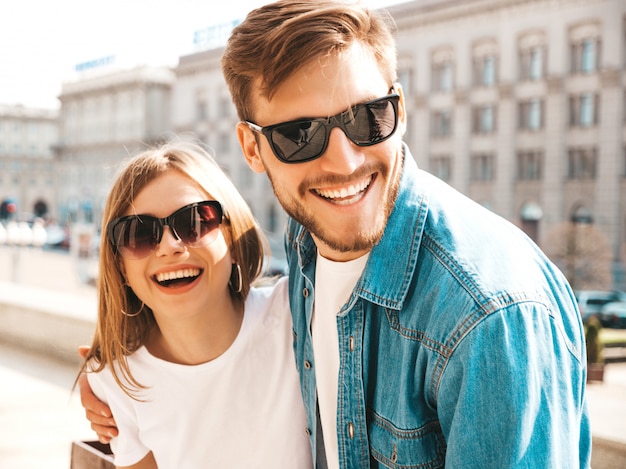 Foto gratuita niña hermosa sonriente y su novio guapo en ropa casual de verano.