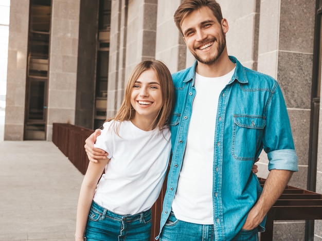 Foto gratuita niña hermosa sonriente y su novio guapo en ropa casual de verano.