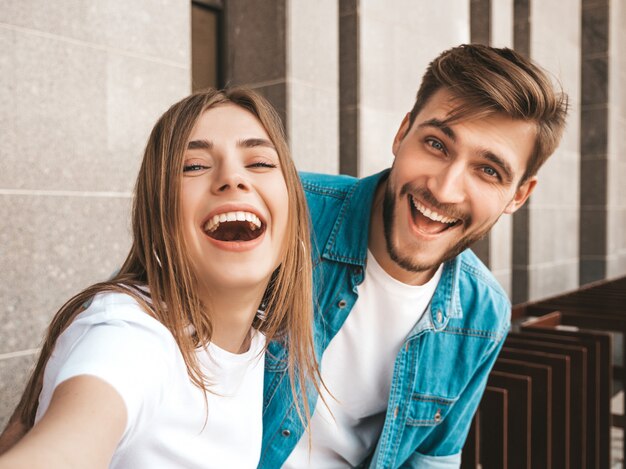 Niña hermosa sonriente y su novio guapo en ropa casual de verano.