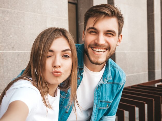 Niña hermosa sonriente y su novio guapo en ropa casual de verano.