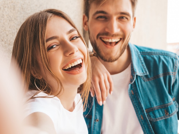 Niña hermosa sonriente y su novio guapo en ropa casual de verano.