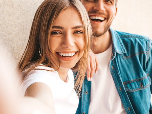 Niña hermosa sonriente y su novio guapo en ropa casual de verano.