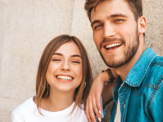 Foto gratuita niña hermosa sonriente y su novio guapo en ropa casual de verano.