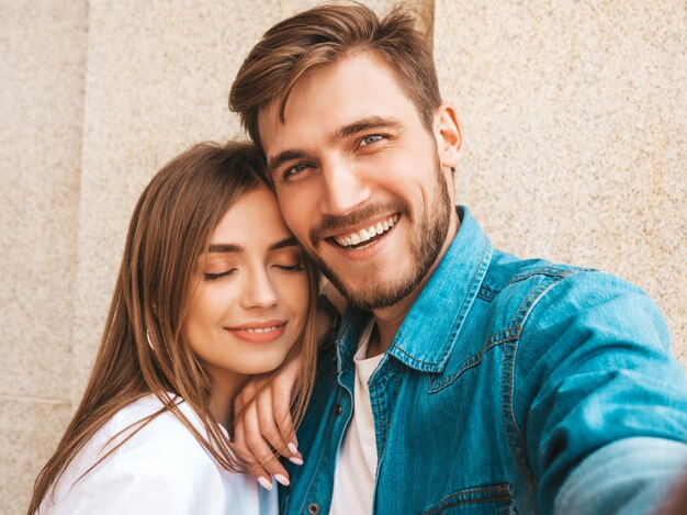 Niña hermosa sonriente y su novio guapo en ropa casual de verano.