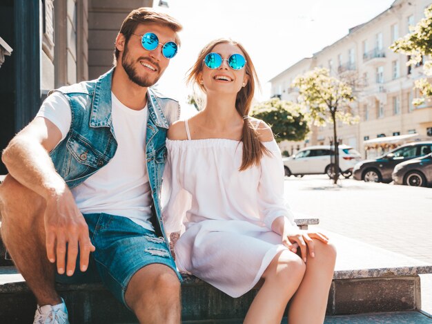 Niña hermosa sonriente y su novio guapo.