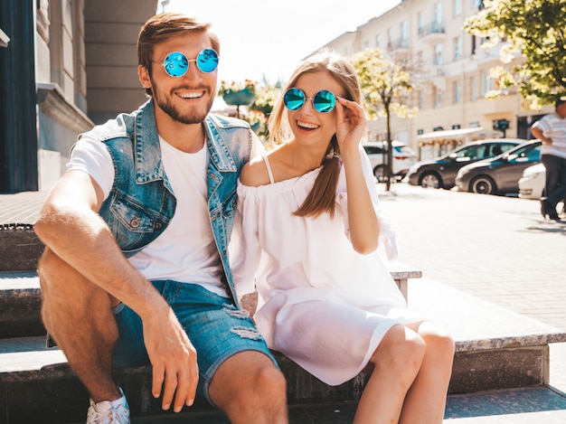 Foto gratuita niña hermosa sonriente y su novio guapo.