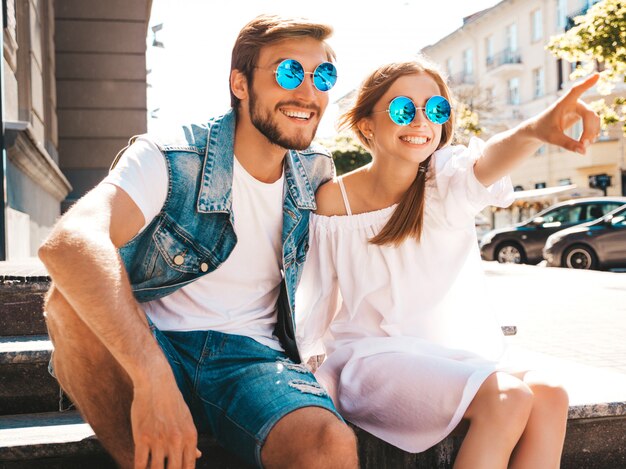 Niña hermosa sonriente y su novio guapo.