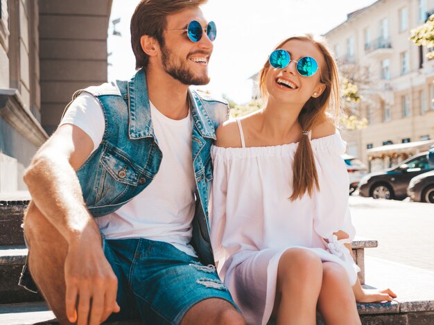 Niña hermosa sonriente y su novio guapo.