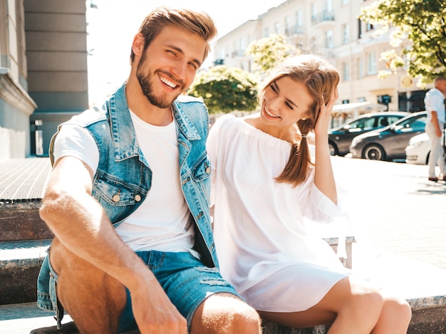 Niña hermosa sonriente y su novio guapo.