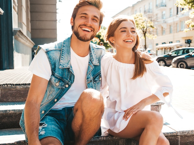 Niña hermosa sonriente y su novio guapo.