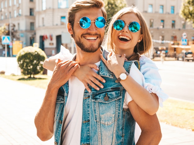 Foto gratuita niña hermosa sonriente y su novio guapo.