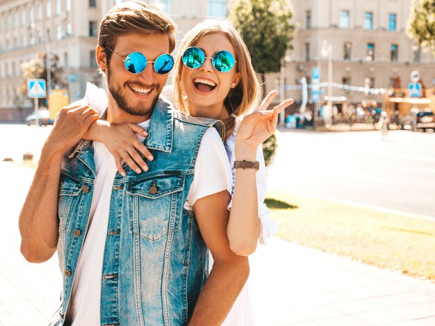 Niña hermosa sonriente y su novio guapo.