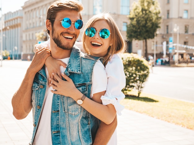 Niña hermosa sonriente y su novio guapo.