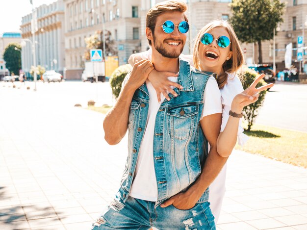 Niña hermosa sonriente y su novio guapo.