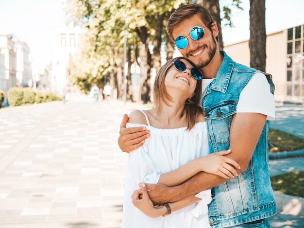 Niña hermosa sonriente y su novio guapo.