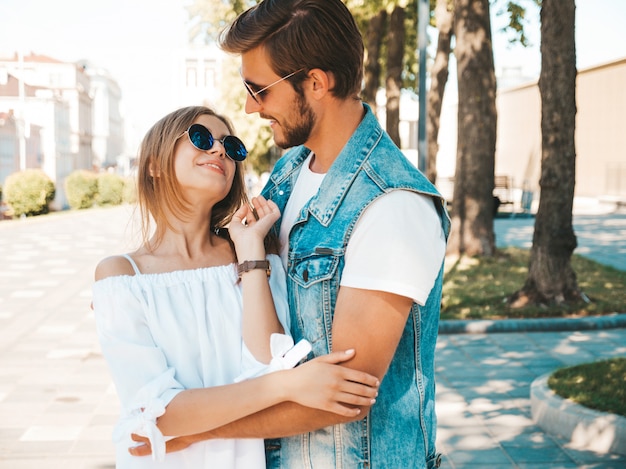 Niña hermosa sonriente y su novio guapo.